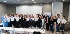 jubelndes Gruppenfoto aller Teilnehmerinnen und Teilnehmer sowie Förderern von Play the Market