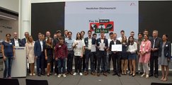 Gruppenfoto Finalteams mit Jury, Staatsminister Hubert Aiwanger und Vorstandsvorsitzender Hubert Schurkus