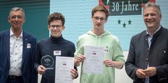 3. Platz: Team Ferasi (Gymnasium Neubibert) mit Staatminister Hubert Aiwanger und Vorstandsvorsitzender Hubert Schurkus