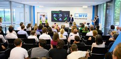 Großes Publikum auf der Abschlussveranstaltung im Münchner Technologiezentrum. Vorne präsentiert gerade ein Schülerteam