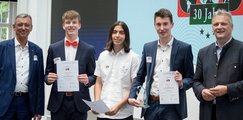 2. Platz: Team Anarcos (Hermann-Staudinger-Gymnasium) mit Staatsminister Hubert Aiwanger, Vorstandsvorsitzender Hubert Schurkus 