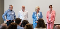 Gruppenfoto der Jurymitglieder Sabine Maurer (Wirtschaftsministerium), Kerstin Fink (Hochschule der Bayerischen Wirtschaft), Sascha Schmidt (ESL Sprachreisen) und Dieter Gobernatz (Deutsche Bank AG)