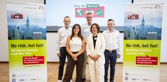 Gruppenfoto aller Jurymitglieder: (v. l.) Dieter Gobernatz (Deutsche Bank), Katharina Hochmuth (ANUMA), Dr. Judit Klein (Zollhof), Axel Kampmann (Unternehmensberatung), Pierre Andreä (InsiderPie GmbH)