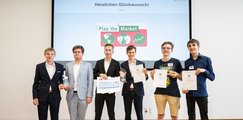 Gruppenfoto aller Siegerteams (Platz 1-3) mit Urkunden