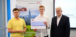Gruppenfoto der Preisverleihung für den 2. Platz an das Team "AKMO Business" vom Willstätter-Gymnasium in Nürnberg durch Michael Mötter (bbw e. V.)