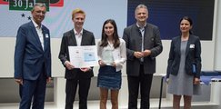 1. Platz: Team CC (Wittelsbacher Gymnasium) mit Staatsminister Hubert Aiwanger, Vorstandsvorsitzender Hubert Schurkus und Gastgeberin Berna Tulga-Akcan