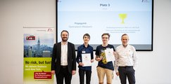 Gruppenfoto der Sieger Platz 3 (Team "Pegagymb") mit Urkunden