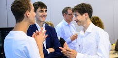 Schüler im Dialog auf der Abschlussveranstaltung