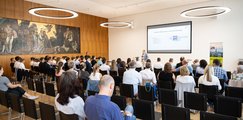 Im Saal der IHK Nürnberg sitzt das große Publikum der Abschlussveranstaltung 