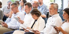 Konzentrierte Jurymitglieder beim Ausfüllen der Bewertungsbögen