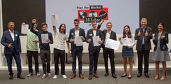 Jubelnde Siegerinnen und Sieger mit Hubert Schurkus (Vorstandsvorsitzender bbw e. V.), Hubert Aiwanger (Staatsminister) und Berna Tulga-Akcan (Gastgeberin Knorr-Bremse)