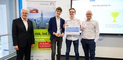 Gruppenfoto der Siegerehrung 1. Platz an das Team "Pegasus" (Gymnasium Miesbach) mit Michael Mötter (bbw e. V.) und Sascha Schmidt (ESL Sprachreisen). Übergabe der Sprachreise nach New York