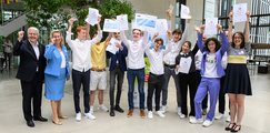 Gruppenfoto aller jubelnder Siegerinnen und Sieger sowie (v.l.) Herr Michael Mötter (bbw e.V.) und Frau Dr. Kerstin Fink (HDBW)