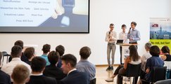 Unternehmenspräsentation vor Publikum des Teams "Die Profiteure" (Kepler-Gymnasium Weiden)