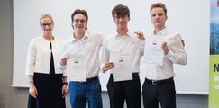 Siegerehrung des 2. Platzes Team "Miami Invest" mit Siegerurkunde und Frau Sandra Stenger vom bbw e.V.