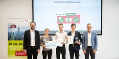Gruppenfoto Siegerehrung 1. Platz: Team "Die ANNAlysten" (Gymnasium bei St. Anna) mit Björn Hubert (bbw e. V.), Muriel Mercsanits (ESL Sprachreisen) und Dieter Gobernatz (Deutsche Bank)