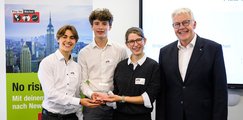 Gruppenfoto der Siegerehrung von Platz 3 dem Team "star(t)upMSL" des Wittelsbacher-Gymnasiums in München durch Michael Mötter (bbw e. V.)
