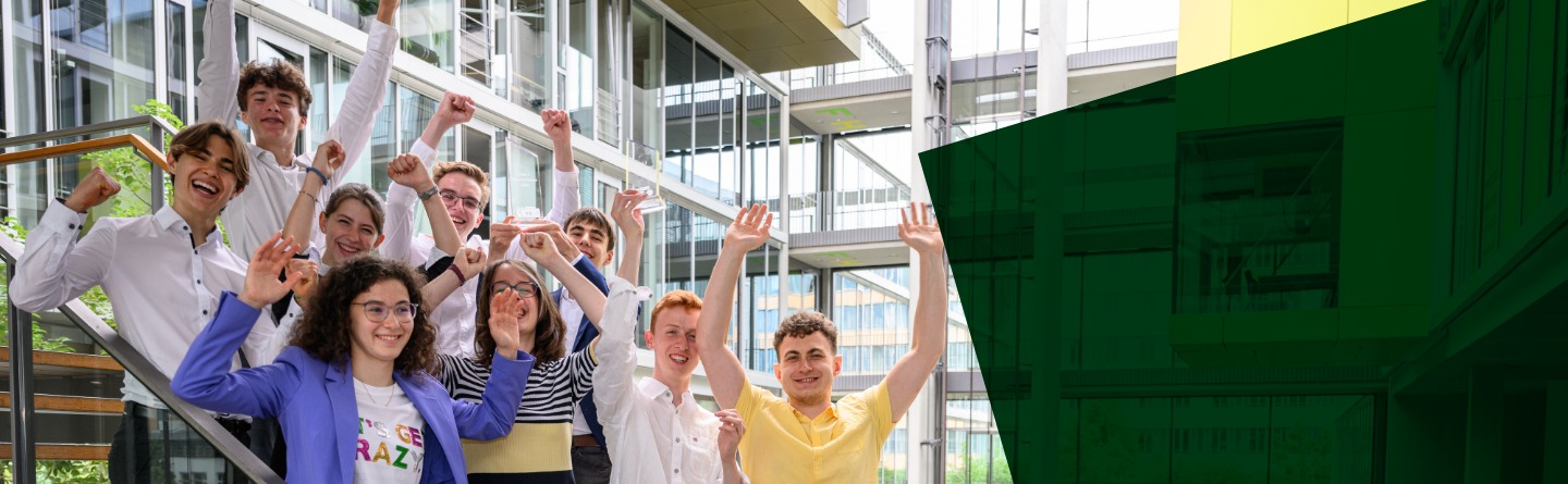 Headerbild Erfahrungen: Gruppe an jubelnden Schülerinnen und Schüler