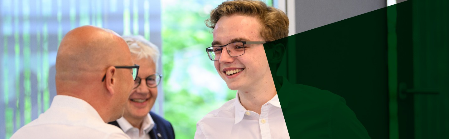 Headerbild Förderer: Schüler und Förderer im Gespräch