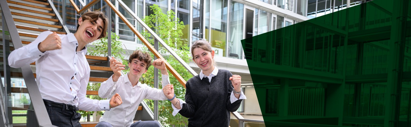 Headerbild Planspielwettbewerb: 3 jubelnde Schülerinnen und Schüler