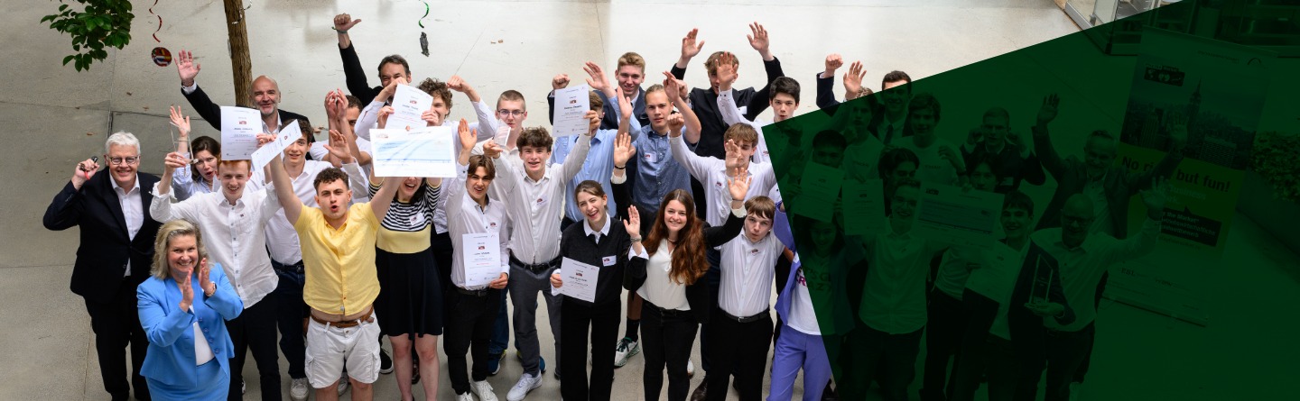 Headerbild Über uns: Gruppenfoto Schülerinnen und Schüler bzw. Mitarbeitende
