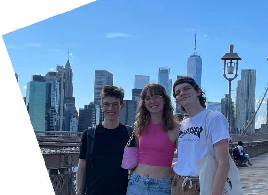 Schülerin und Schüler vor Skyline New York
