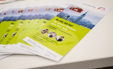 Flyer auf einem Tisch