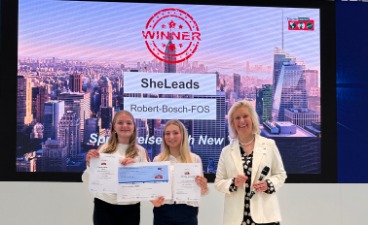 Gewinner Team SheLeads mit Jurorin Prod. Dr. Fink von der Hochschule der Bayerischen Wirtschaft